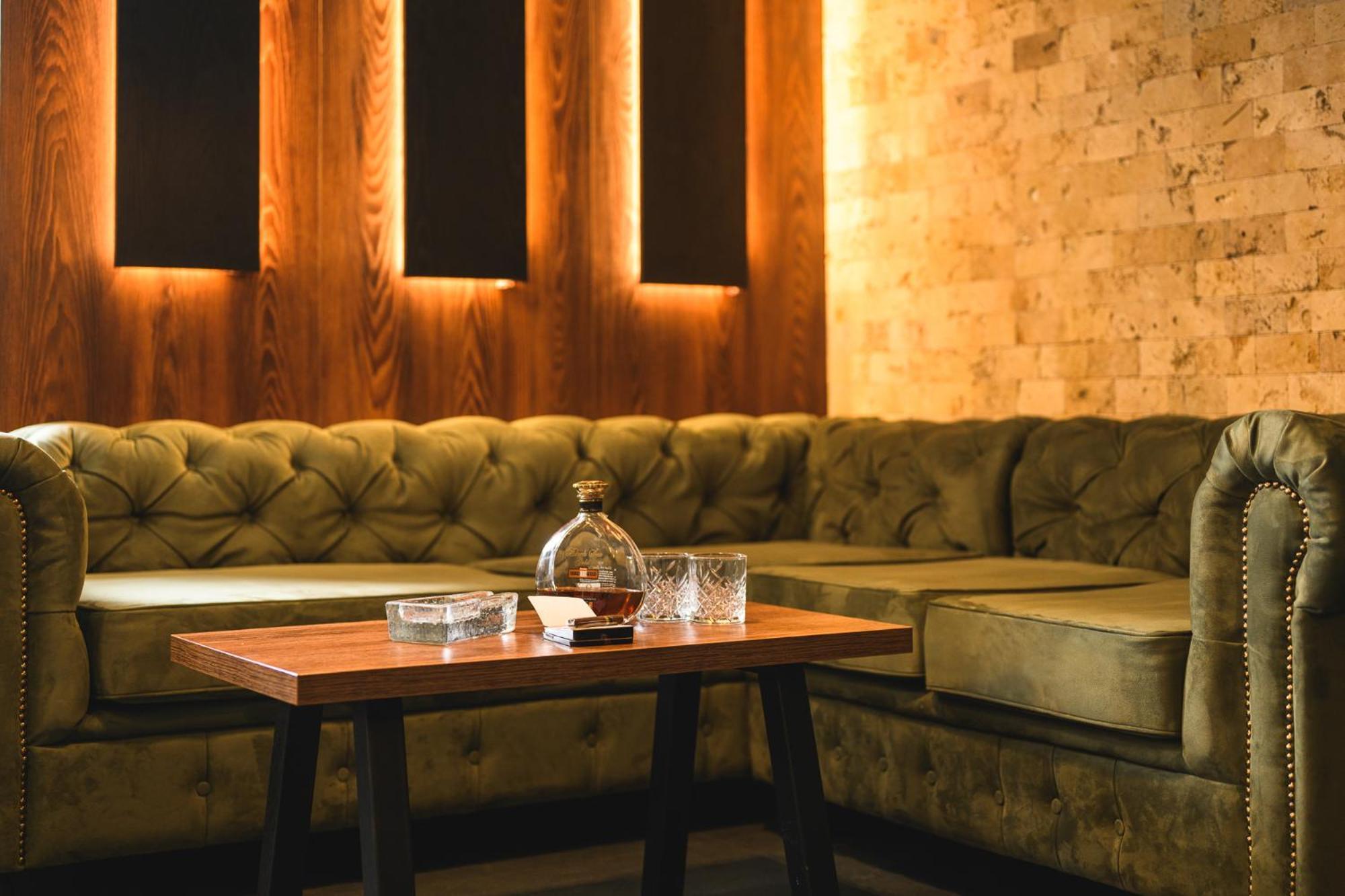 Grand Hotel Velingrad Bagian luar foto The interior of the bar