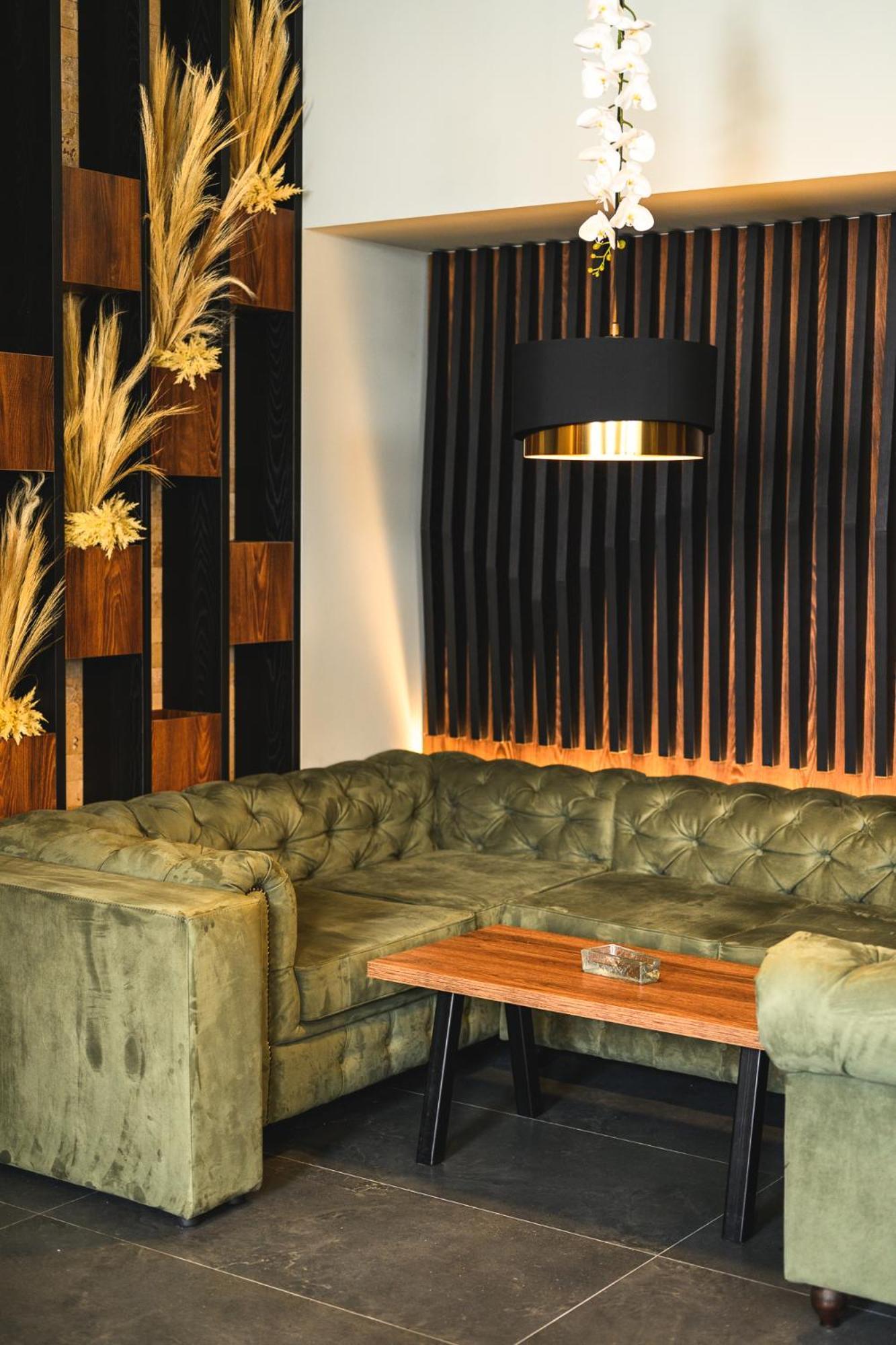 Grand Hotel Velingrad Bagian luar foto A leather sofa